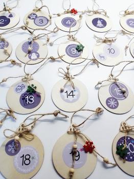 24 Weihnachtskugeln mit Zahlen und Holzdekor